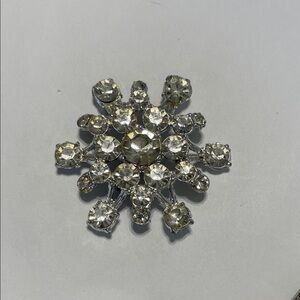 Cassiespells Sparkling Crystal Brooch